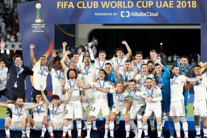 El Real Madrid celebra el triunfo en Abu Dabi en el Mundial de Clubs.-EL PERIÓDICO
