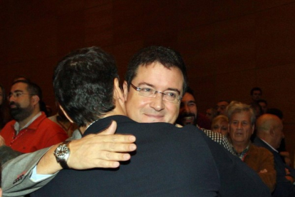 Óscar López y Pedro Sánchez se funden en un abrazo en una imagen de archivo. ICAL