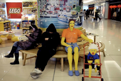 Una mujer y un niño hechos con piezas de Lego, en un centro comercial de Pekín.-ANDY WONG (AP)