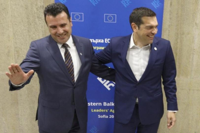 Los primeros ministros macedonio y griego, Zoran Zaev y Alexis Tsipras.-/ REUTERS / STOYAN NENOV