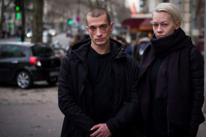 El artista ruso Piotr Pavlenski y su esposa Oksana Chaliguina.-