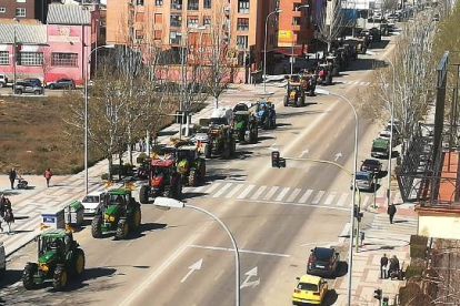 Tractores entrando en la ciudad de Soria. / LUIS ÁNGEL TEJEDOR