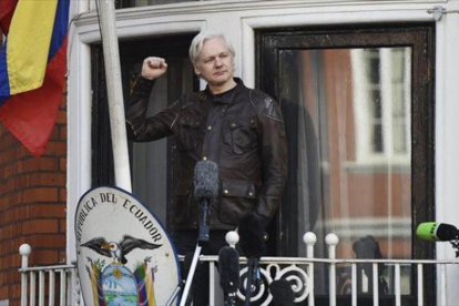 Assange en el balcón de la embajada de Ecuador en Londres.-EFE / ANDY RAIN