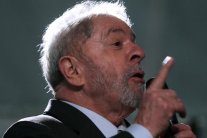 Lula habla a sus seguidores tras declarar ante el juez, en Curitiba, el 10 de mayo.-REUTERS / PAULO WHITAKER