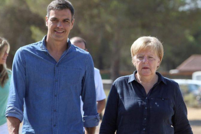 El presidente y la canciller, en la visita de ésta a Doñana.-FERNANDO CALVO