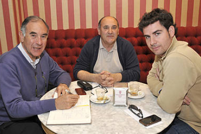 Ángel Calvo, José Alonso y José Luis González durante una reunión. / VALENTÍN GUISANDE -