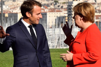 El presidente francés, Emmanuel Macron, y la cancillera Angela Merkel en Marsella.-AFP / CHRISTOPHE SIMON