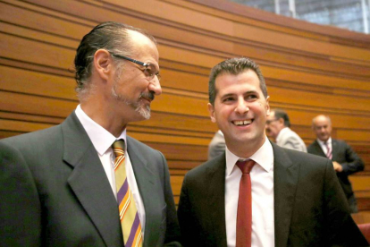 El portavoz socialista, Luis Tudanca, conversa con el portavoz de Ciudadanos, Luis Fuentes, en el debate de investidura del candidato a la Junta de Castilla y León-Ical