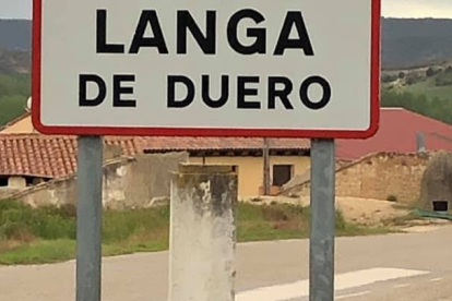 Acceso a la localidad de Langa de Duero. HDS