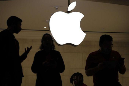 Empleados de una tienda minorista de Apple en Grand Central Terminal en Nueva York.-DREW ANGERER / GETTY IMAGES - AFP