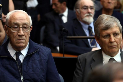 Jorge Acosta (izquierda) y Alfredo Astiz, rodeados de otros miembros de la antigua ESMA, esperan la lectura del veredicto, en Buenos Aires, el 29 de noviembre.-REUTERS / MARCOS BRINDICCI