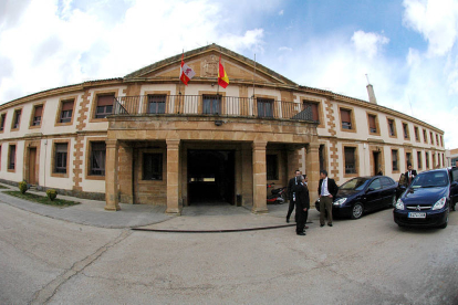 Entrada principal de la actual cárcel de Soria sobre la que se debate la reversión de los terrenos que ocupa. / VALENTÍN GUISANDE-