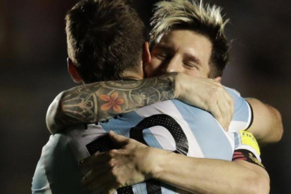 Messi se abraza a Pratto tras un gol de Argentina ante Colombia.-AP / NATACHA PISARENKO