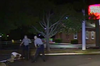 Un nuevo vídeo muestra un caso de violencia policial contra un sospechoso negro en EEUU.-Foto: YOUTUBE/ DOVER POLICE