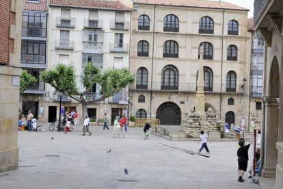 La Plaza Mayor ha sido objeto recurrente de polémica municipal.-Valentín Guisande