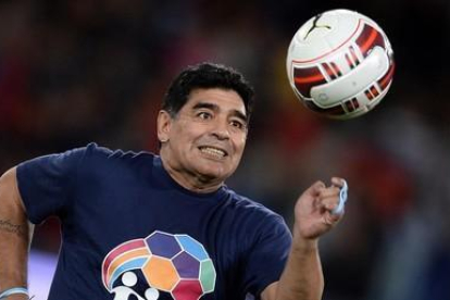 Diego Maradona, jugando con un balón.-AFP / FILIPPO MONTEFORTE
