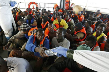 Imágenes del rescate de una embarcación con 200 personas este sábado.-Foto: D. Z. L./ EFE