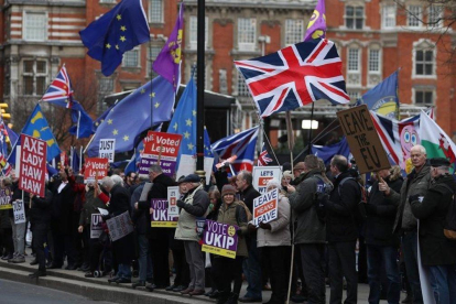 Partidarios y contrarios al brexit ante el Parlamento europeo.-DANIEL LEAL-OLIVAS / AFP