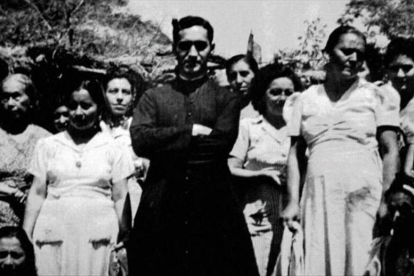 Una imagen del documental sobre el obispo Óscar Arnulfo Romero, con los más desprotegidos de El Salvador.-EL PERIÓDICO