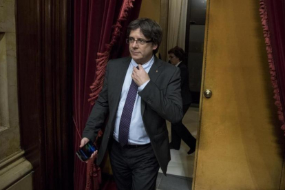 El president, Carles Puigdemont, entra en el hemiciclo del Parlament-FERRAN NADEU