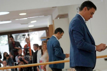Pedro Sánchez acude a votar en Madrid.-JOSÉ LUIS ROCA