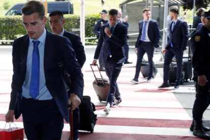 Antoine Griezmann y otros jugadores del Atlético se disponen a embarcar rumbo a Milán, este jueves.-EFE / MARISCAL