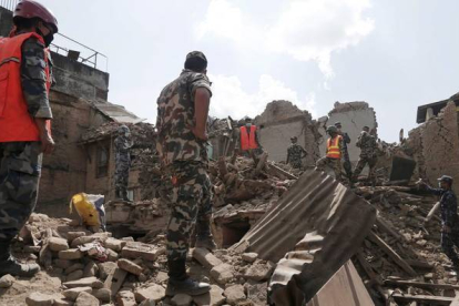 Soldados y equipos de rescate nepalís buscan supervivientes entre los escombros de los edificios caídos tras el terremoto.-Foto: EFE / SEDAT SUNA