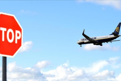 Un avión de Ryanair aterriza en Dublín. /-REUTERS / CLODAGH KILCOYNE