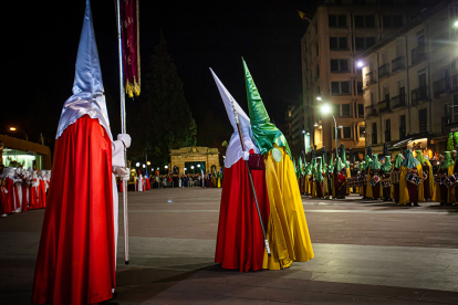 El encuentro de las cofradias tuvo lugar en la plaza Mariano Granados. MARIO TEJEDOR