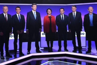 Los siete candidatos a las primarias de la izquierda francesa para las presidenciales, el 19 de enero, antes del debate televisado, en París.-EFE / ERIC FEFERBERG
