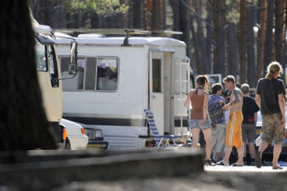 Un grupo de personas ayer en Playa Pita descargando sus enseres de una caravana. / ÚRSULA SIERRA-