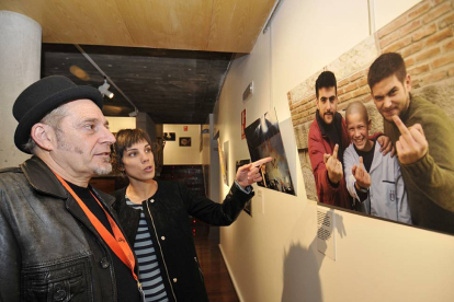 Javier Muñiz e Inés Andrés comentan una de las fotografías de la muestra ‘Estuve aquí’ que se reparte por once puntos de la capital.-VALENTÍN GUISANDE