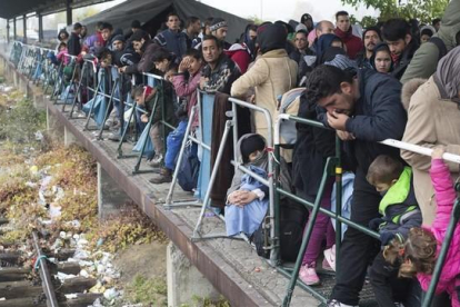 Un grupo de refugiados, en la estación de Pasau (Alemania).-