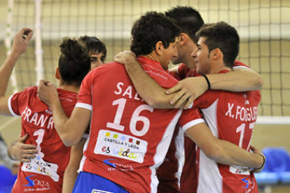 Los jugadores del CMA celebran uno de los puntos logrados en Zaragoza. / DIEGO MAYOR-