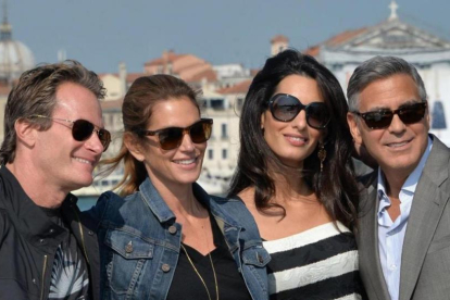 De izquierda a derecha, Rande Gerber, Cindy Crawford, Amal Alamuddin y George Clooney, el 26 de septiembre del 2014 en Venecia.-ALESSANDRO DI MEO