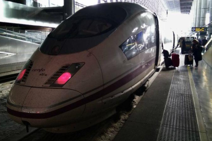 Un AVE en la Estación de Atocha de Madrid.-