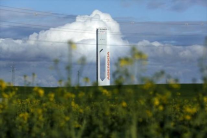 Torre de la planta de energía solar de Abengoa en Sanlúcar la Mayor (Sevlla).-REUTERS / MARCELO DEL POZO