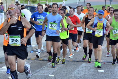 Varios corredores durante la Media Maratón de Soria. / ÁLVARO MARTÍNEZ-