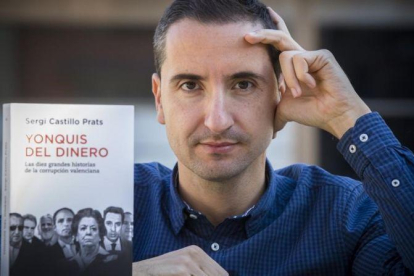 El periodista Sergi Castillo, autor del libro 'Yonquis del dinero. Las diez grandes historias de la corrupción valenciana'.-MIGUEL LORENZO