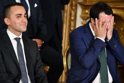 El ministro de Trabajo e Industria de Italia, Luigi di Maio, y el máximo responsable de Interior, Matteo Salvini, durante la ceremonia de constitución del Ejecutivo, en Roma, en junio del año pasado.-ALBERTO PIZZOLI (AFP)