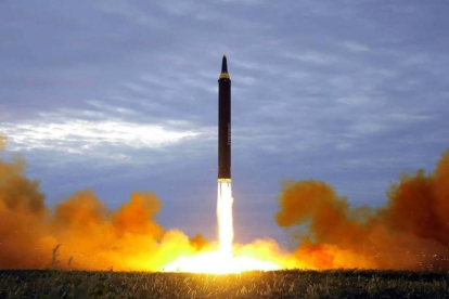 Imagen del misil de medio alcance Hwasong-12 que lanzón Pionyang el pasado martes-STR