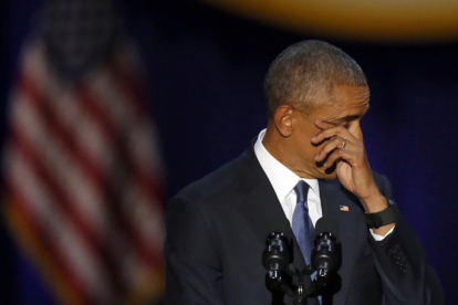 Barack Obama se seca las lágrimas durante un momento de su discurso de despedida en Chicago.-AP / CHARLES REX ARBOGAST