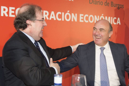El ministro de Economía y Competitividad, Luis de Guindos, saluda al el presidente de la Junta, Juan Vicente Herrera-Ical