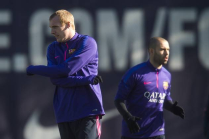 Mathieu se ejercita  junto a Mascherano en un reciente entrenamiento del Barça en Sant Joan Despí.-Foto: JORDI COTRINA