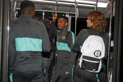 Ansu Fati, junto a Umtiti y Griezmann, en el viaje de regreso de Milán a Barcelona.-