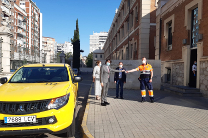 El consejero de Fomento entrega las llaves del vehículo de Protección Civil.-HDS