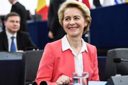 La presidenta de la Comisión Europea, Ursula von der Leyen, en el pleno de Estrasburgo.-PATRICK SEEGER (EFE)