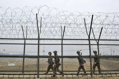 Soldados surcoreanos vigilian la zona militarizada DMZ en la frontera con Corea del Norte.-/ AFP / JUNG YEON-JE (AFP)