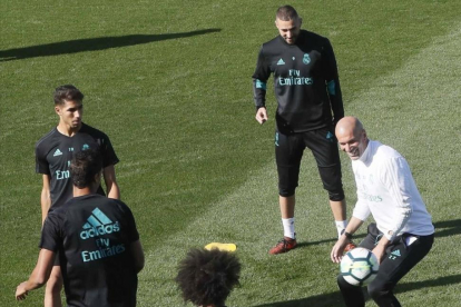Zidane participa en un rondo con Benzema, Asensio, Varane y Marcelo.-FERNANDO ALVARADO / EFE