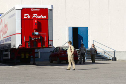 Trabajadores de Norma ayer a la salida del trabajo./ A. M.-